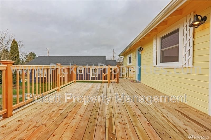 Bremerton House: 1120 Cogean Ave