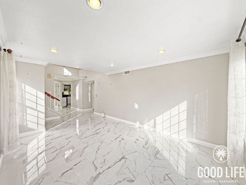 Escondido House: 1900 Angeles Gln