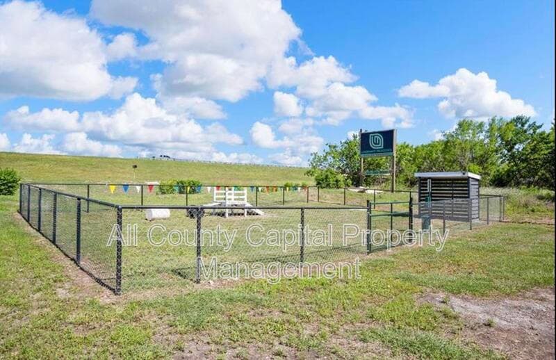 Lockhart House: 4889 North Hwy #183