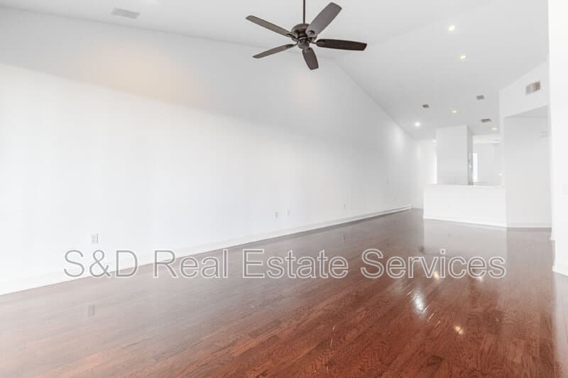 Lakeland Condo: 447 Enclave Place