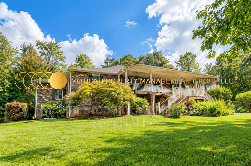 Monticello House: 682 East Mourning Dove Court