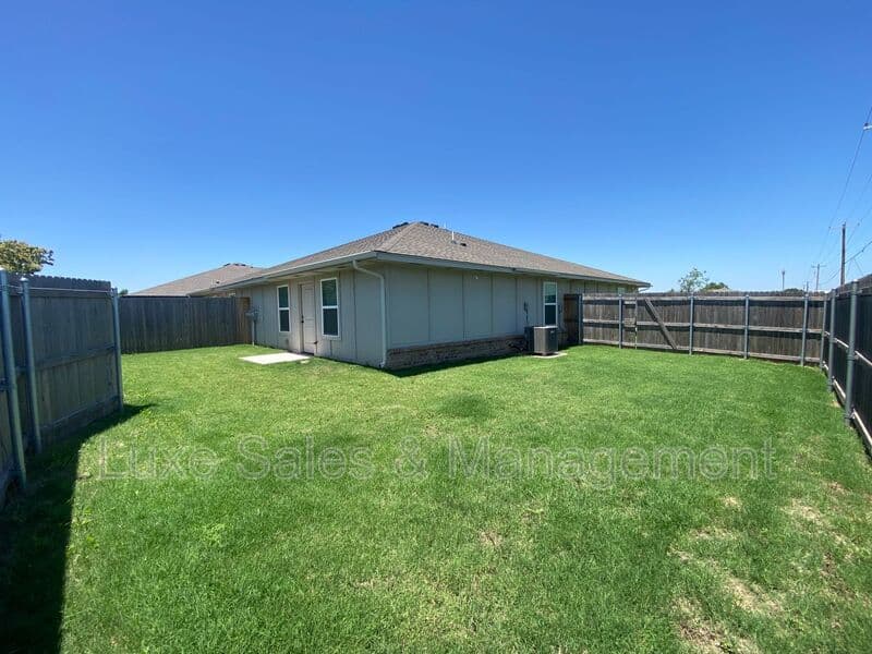 Okahoma City House: 8000 NW 110th Dr