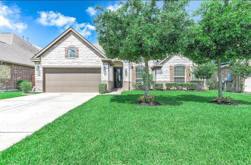 League City House: 2316 Sterling Hollow Ln