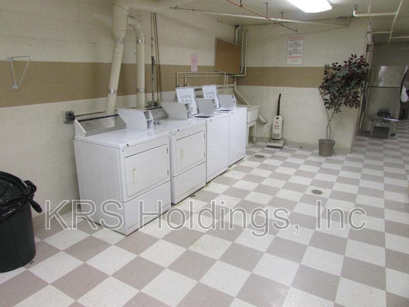 Richmond Apartment: 812 Brook Hill Rd