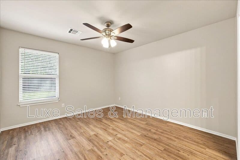 Edmond House: 404 Chalk Hill Ct