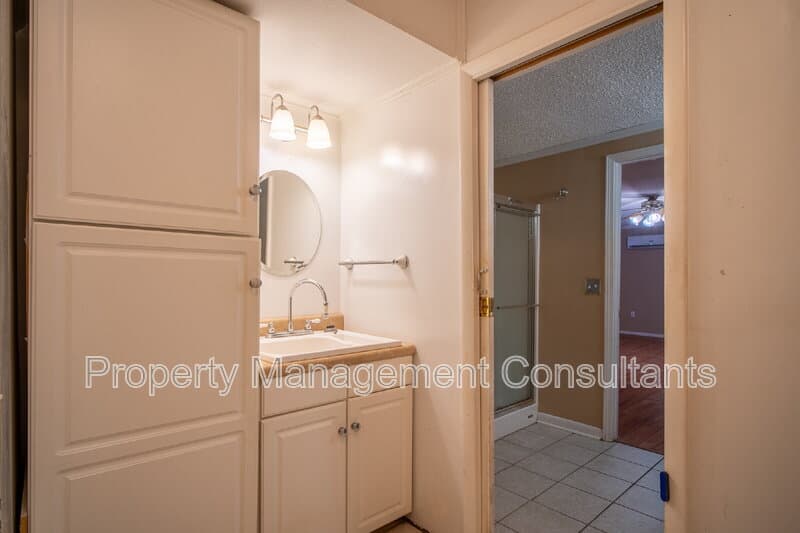 Huntsville House: 6604 Willow Ridge Road Northwest