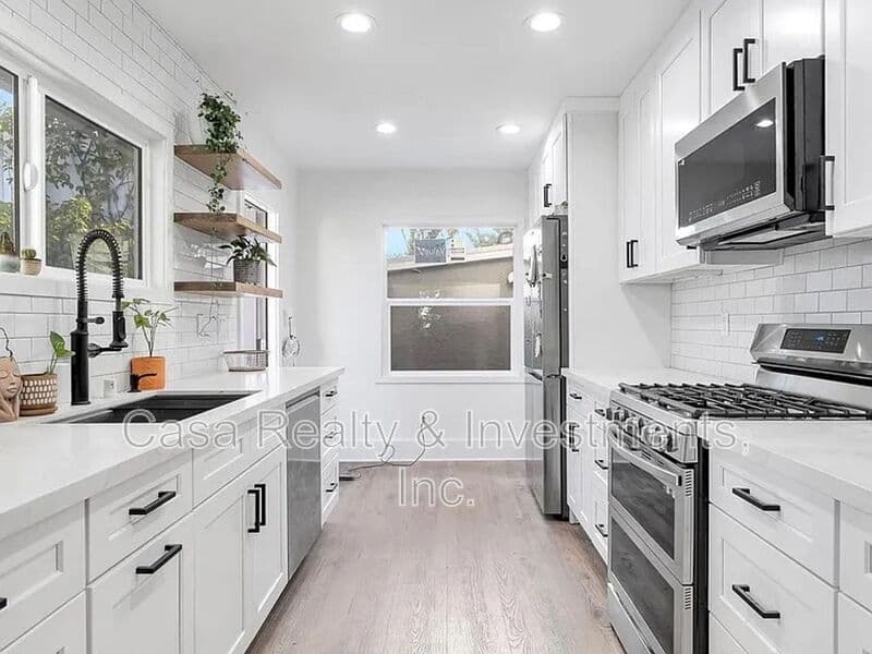 Torrance House: 1608 Post Ave