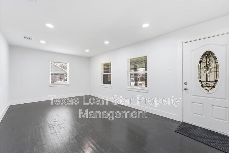 Houston House: 2281 Des Jardines St