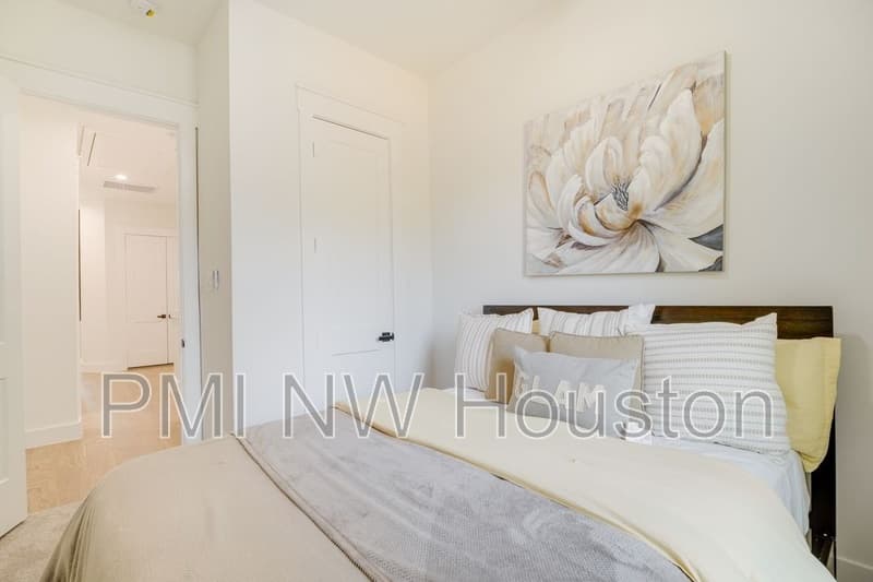 Houston House: 4706 Market St