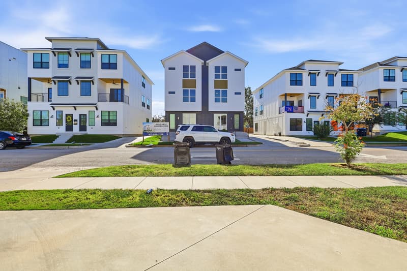 Fort Worth House: 2335 Benbrook Boulevard