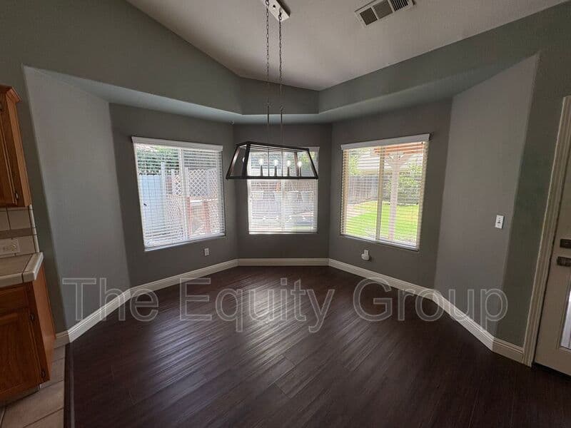 Visalia House: 2643 West Oakridge Ave