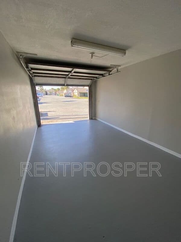 Melbourne House: Coral Gardens Garage 16