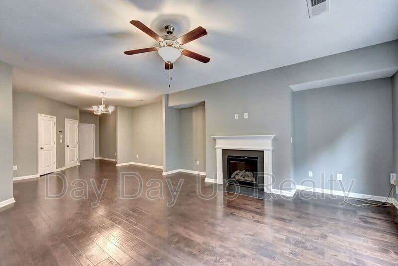 Suwanee House: 5605 Bright Cross Way