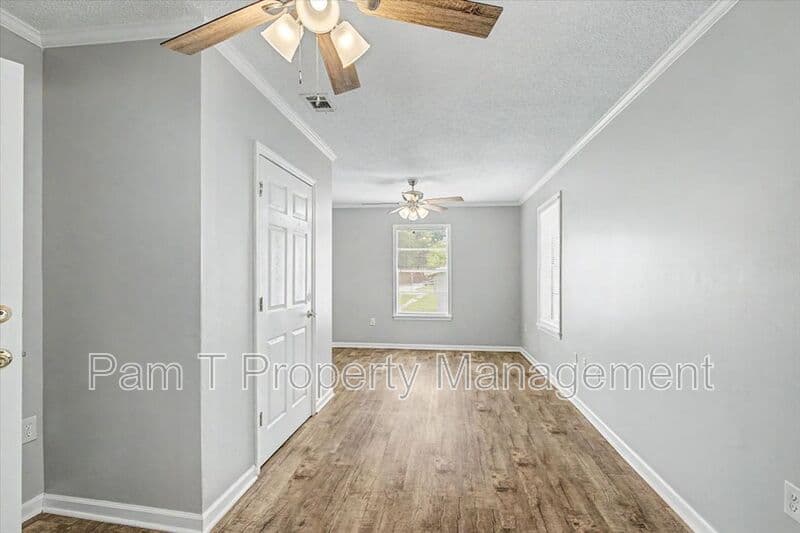 Savannah House: 212 W 58th St