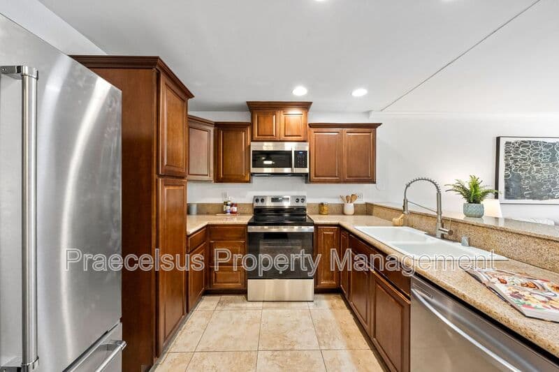 San Diego House: 6780 Friars Rd