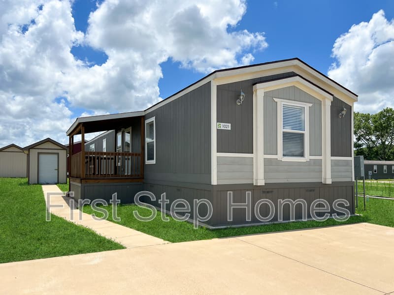 Tyler House: 1021 Conchas St