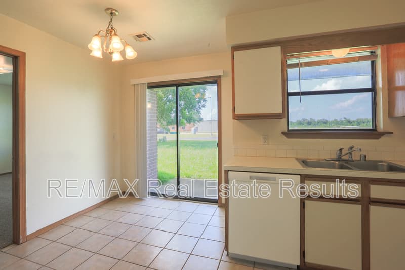 Rogers Condo: 2223 W Roselawn St