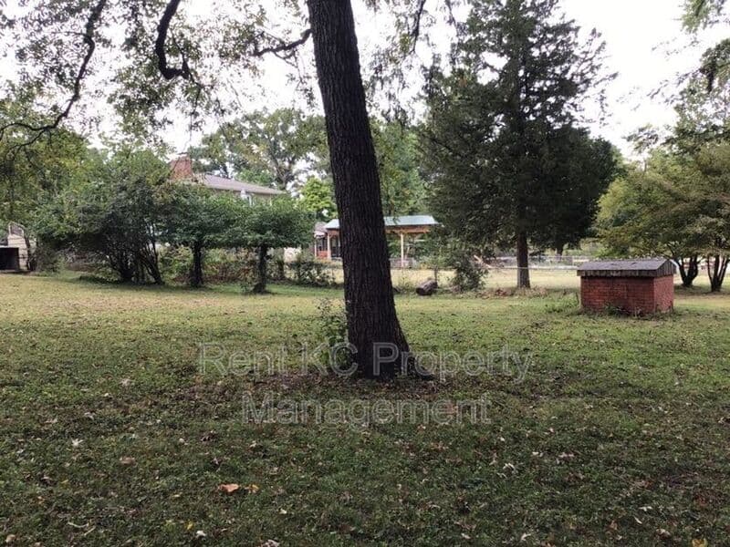 Kansas City House: 5323 NW Edgewood Circle