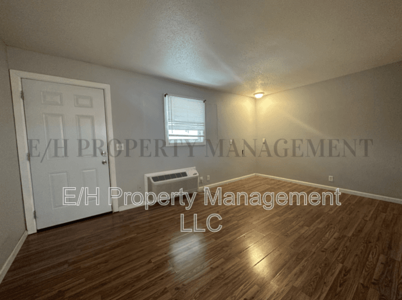 Wichita House: 1916 S Broadway