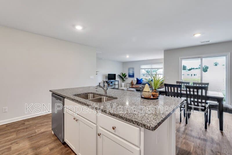 Bloomingdale House: 224 Skylark Rd