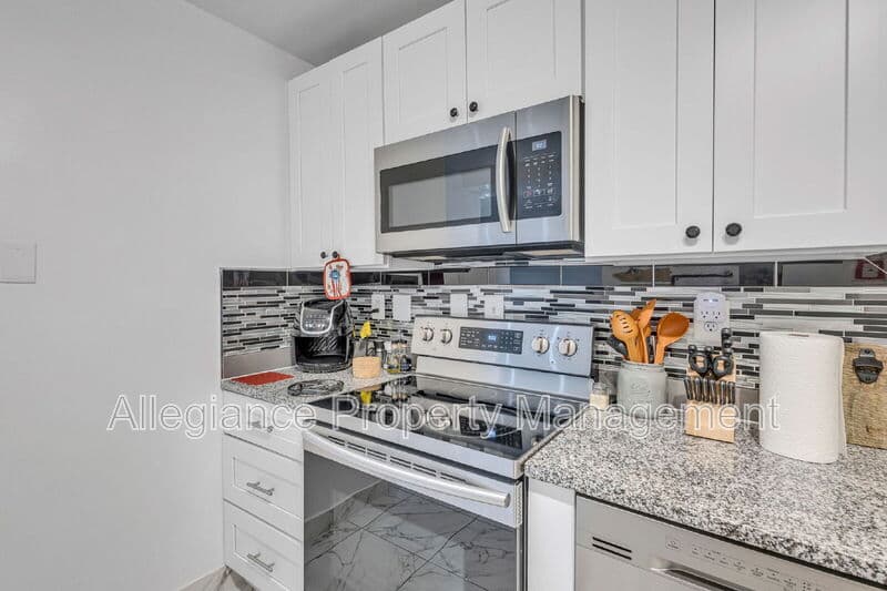 Alexandria House: 205 Yoakum Pkwy