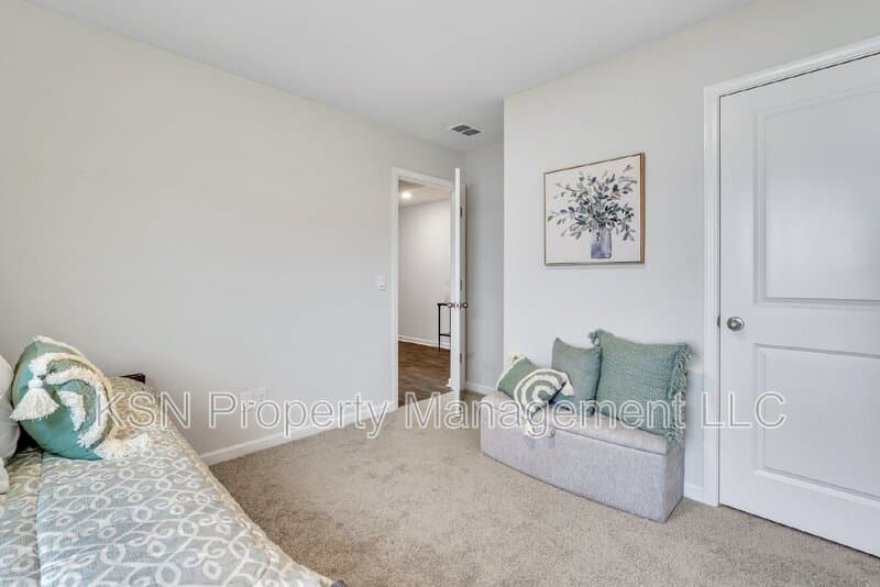 Bloomingdale House: 224 Skylark Rd
