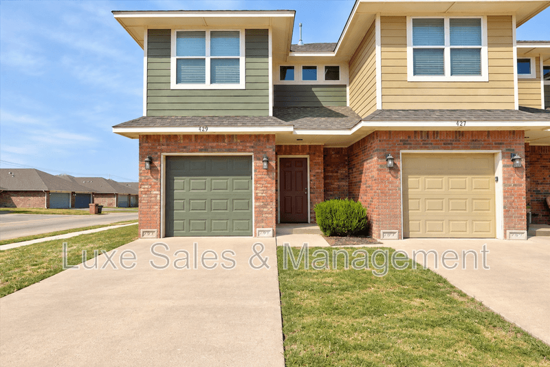 Moore House: 799 SW 14th St