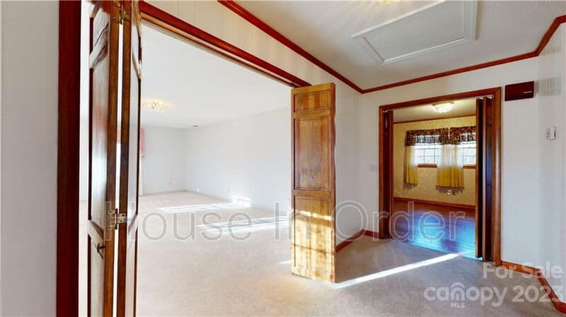 Marion House: 219 Ridge Rd