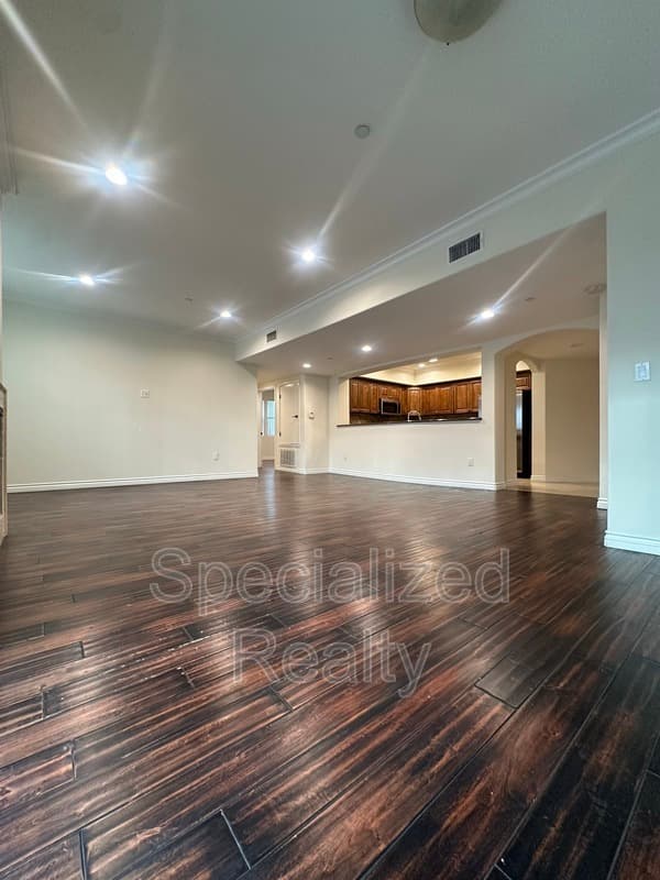 North Hollywood Condo: 10921 Whipple Street