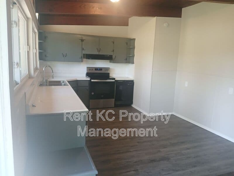 Kansas City House: 5323 NW Edgewood Circle