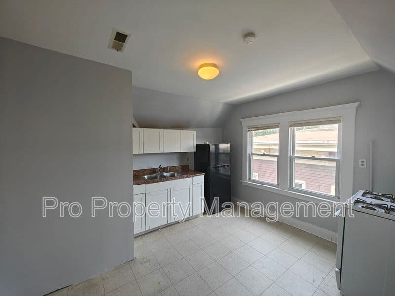 New Haven House: 1644 Chapel Street