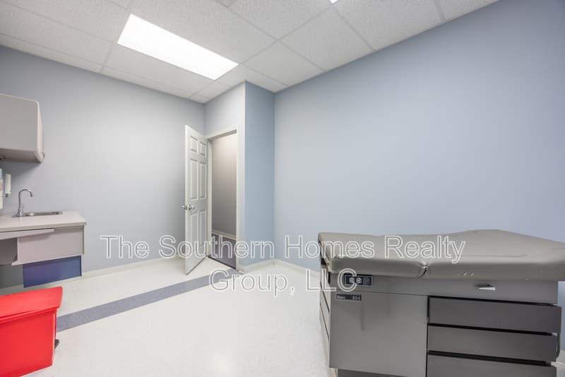 Etowah House: 305 Grady Road - 1