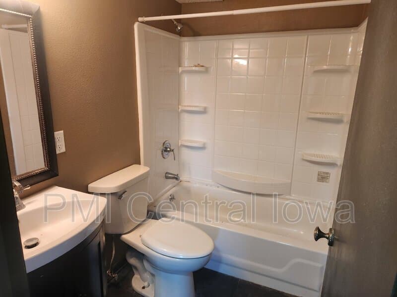 Waukee Condo: 450 Laurel St