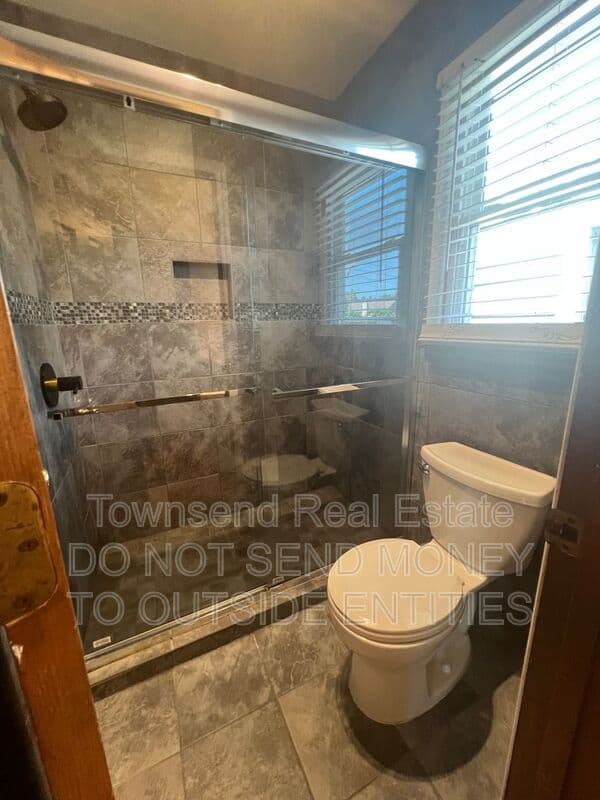 Fayetteville House: 6149 Lakeway Dr.