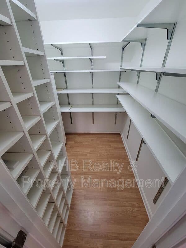 Burlington House: 1322 Ingle Ct