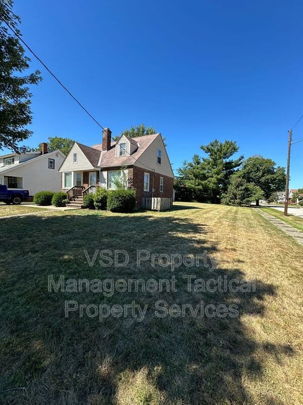 Euclid House: 906 E 232 St