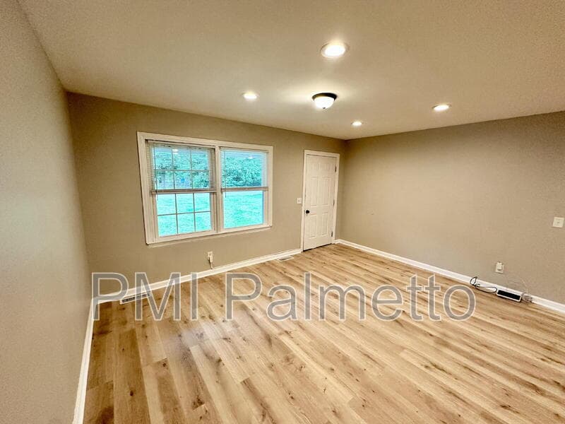 Camden House: 948 Wateree Blvd