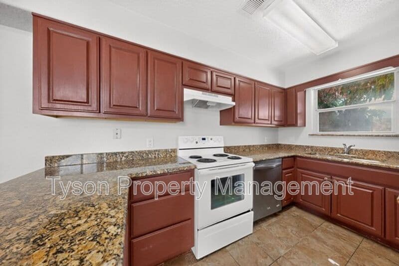 Albuquerque House: 10008 Del Chaparral Ct NE