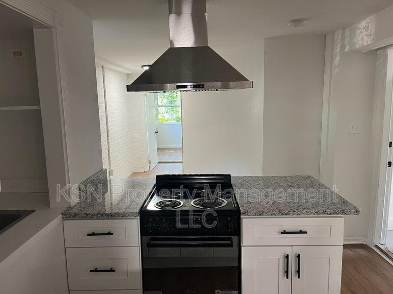 Savannah House: 1011 E 39th St