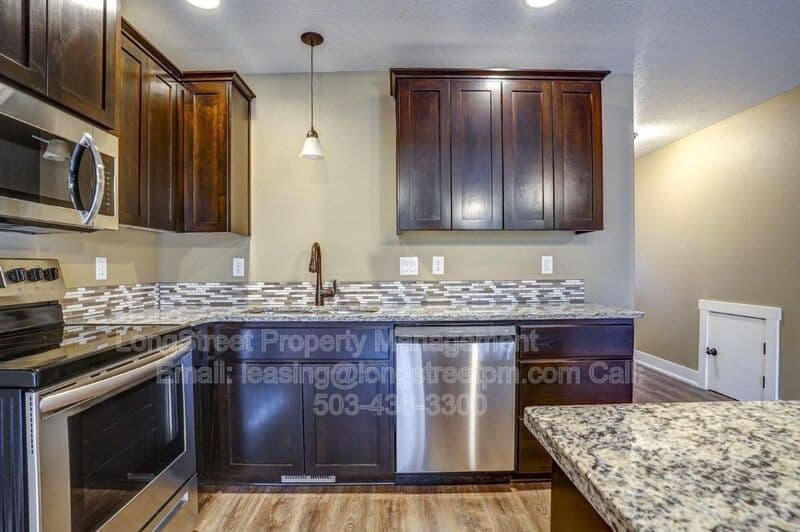 Monmouth Townhome: 484 S Monmouth Ave