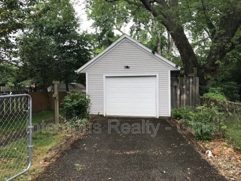 Columbus House: 198 Highfield Dr