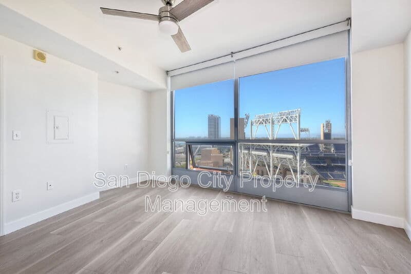 San Diego House: 253 10th Ave