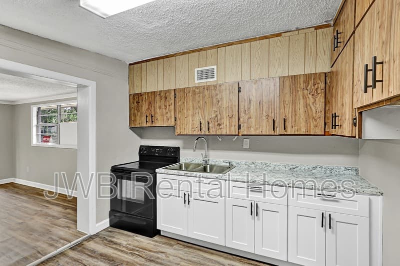 Jacksonville House: 10517 Ashby Rd