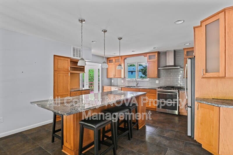 Dunn Loring House: 8108 Timber Valley Ct
