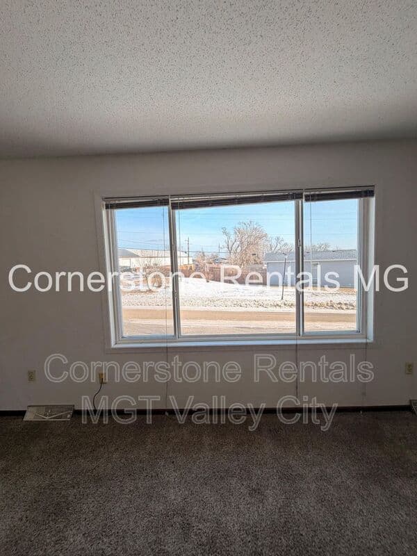 Valley City House: 1063 5th Ave NW