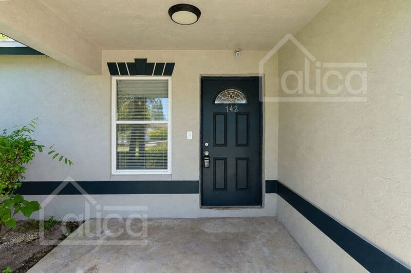 Riviera Beach House: 742 W 6th St