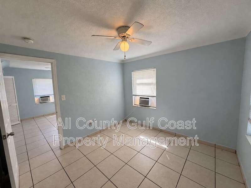 Bradenton House: 2418 10th St W