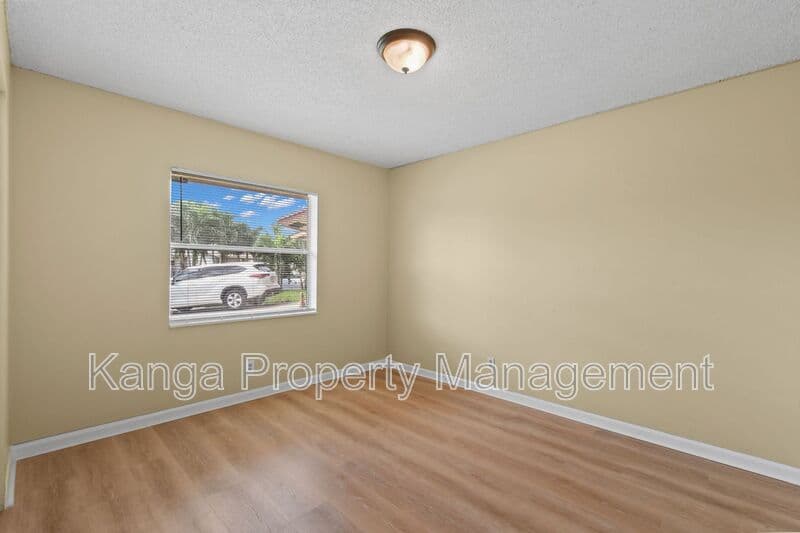 Greenacres House: 6126 Wauconda Way E