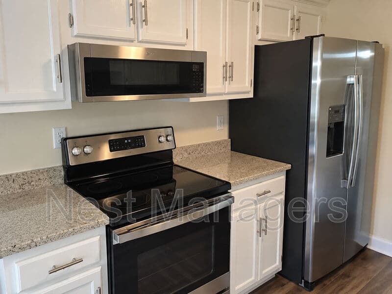 Fayetteville House: 737 Maxine Street