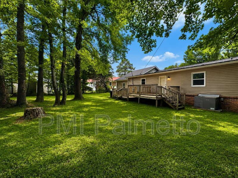 Camden House: 948 Wateree Blvd